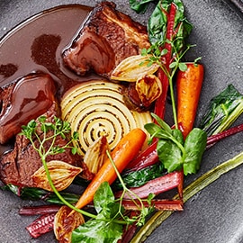 Short rib met polenta en geroosterde snijbiet, bospeen en zilveruitjes Short rib met polenta en geroosterde snijbiet, bospeen en zilveruitjes